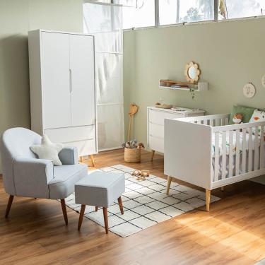 Imagem de Kit Quarto Theo com Pés Retrô Natural - Berço + Cômoda 3 Gavetas + Guarda-Roupa 2 Portas + Poltrona de Amamentação Capri com Puff - Branco
