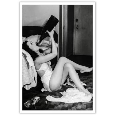 Imagem de Arte de parede retrô em tela preta e branca, pôsteres estéticos vintage Vogue, imagem de pôster moderno moderno para meninas adolescentes, mulher gostosa bebendo uma garrafa de champanhe, decoração de