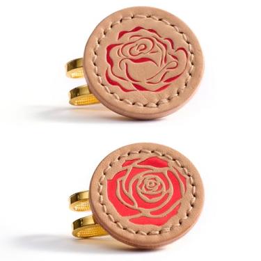 Imagem de Kumi Living Marcadores de bola de golfe feitos à mão para homens e mulheres em relevo com couro genuíno curtido vegetal presente para amantes de golfe, conjunto de 2, clipes de chapéu incluídos