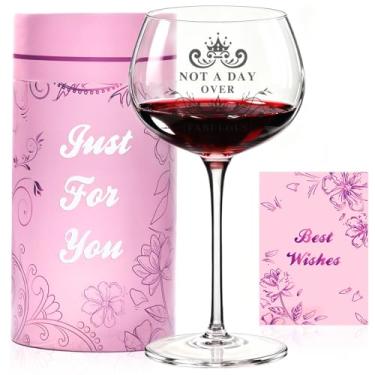 Imagem de Presentes de aniversário para mulheres exclusivos, Not a Day Over Fabulous Taça de vinho vintage personalizada, presentes de dia das mães, ideias de presente engraçadas para sua mãe, amigas, esposa