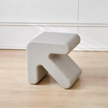 Imagem de Mesa lateral com destaque para sofá, mesa de canto moderna para bebidas, banquinho de plástico bonito, mesa de cabeceira para espaços pequenos, sala de estar, quarto, lounge, sofá, corredor,