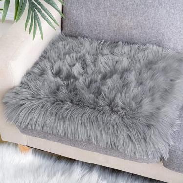 Imagem de ZuTKekon Almofada de assento quadrada de pele de carneiro de pele sintética para cadeira, tapetes luxuosos de lã, tapete fofo para sofá de estar, foto de fundo para escritório, decoração de casa