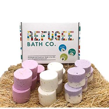 Imagem de Refugee Bath Co. Pacote variado de bombas de banho de 85 g. Cada manteiga de cacau apoia o emprego de refugiados nos EUA (pacote com 15 variedades: Serenity)
