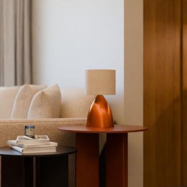 Imagem de Kit 2 Abajur de Mesa Clássico Bojudo Cobre de Aluminio Com Cupula Algodão Bege Para Decoração Casa, Sala e Cabeceira, Cama, Quarto, ou Escritório