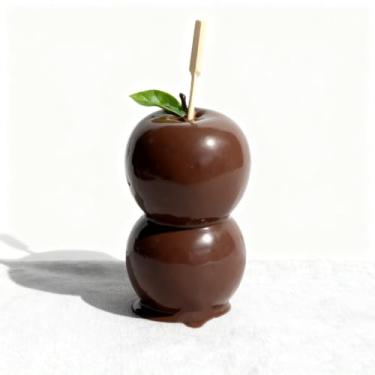 Imagem de CNEZOMP Adereços decorativos de maçã doce, maçãs mergulhadas em chocolate branco, vermelho e marrom realistas, decoração de cozinha com tema de férias de Natal com palitos de madeira (marrom)