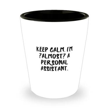 Imagem de Keep Calm, I'm (quase) a Personal Assistant. Copo de dose, assistente pessoal presente do líder do time, copo de cerâmica Love para colegas