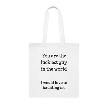 Imagem de You Are The Luckiest Guy In The World I Would Love To Be Dating Me, sacola divertida, bolsa de ombro, bolsas reutilizáveis, ideia de presente de cesta de Natal de aniversário, Branco
