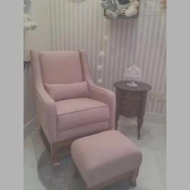 Imagem de Poltrona Amamentação Aquila Balanço Retrô com puff Base Madeira Veludo