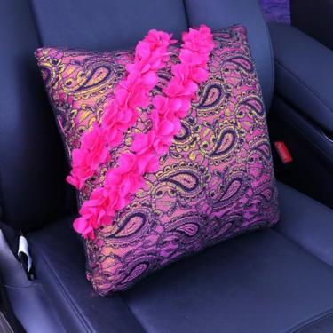 Imagem de MINGZAIQIPEI Carro Bonito Vermelho Escuro Padrão Pétala Estilo Auto Interior Acessórios Quatro Estações Universal Fit Most Car SUV (Body Pillow)