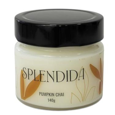 Imagem de Splendida Vela Aromática Pumpkin Chai,140g, Blend de Ceras Vegetais, Pote de Vidro com Tampa Preta, Fragrância quente e acolhedora das especiarias e da abóbora, traz conexão e ilumina os sentidos.