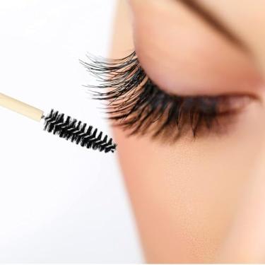 Imagem de 50 pincéis de rímel de bambu, varinhas descartáveis pretas, carretéis de cílios para extensões de cílios e pincel de sobrancelha