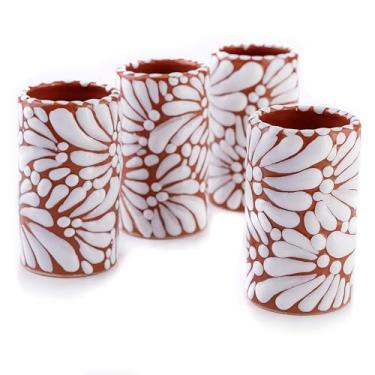 Imagem de MEXTEQUIL - Conjunto de 4 copos de shot Talavera Mexicano autêntico - Pintado à mão - 60 g (fundo de terracota com pincelada branca)