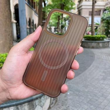 Imagem de Capa rígida fosca com textura ondulada para iPhone 17, 16, 15, 14, 13, 12 Pro Max, Air, 16 Pro e 16 Pro Max, com carregador integrado, marrom. Compatível com iPhone 17 Pro.