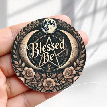 Imagem de Ímã de geladeira vintage Blessed Be Moon Pentagrama Design floral - Adesivo de geladeira redondo acrílico de 5,8 cm, presente de decoração retrô, tamanho perfeito para geladeira, armário ou qualquer