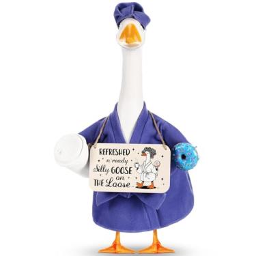 Imagem de SilTriangle Roupa de ganso para varanda de 68 cm, estátua de gramado de plástico de cimento, touca de roupão de banho, xícara de café, donut e ganso bobo na placa de madeira solta para decoração de