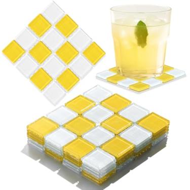 Imagem de Queekay Conjunto de 6 porta-copos xadrez amarelo e branco para bebidas de vidro quadrado de 10 cm, tapete de mesa xadrez para mesa de café, bar, decoração de casa, ideia de prato decorativo de Natal