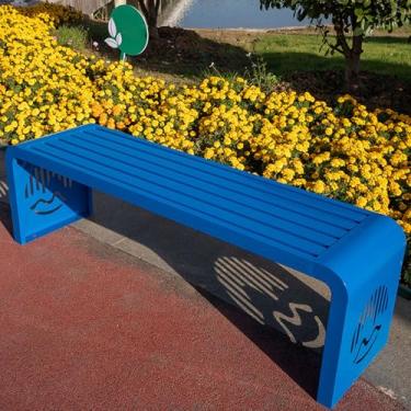 Imagem de Bancos de jardim para ambientes externos, banco de metal de aço galvanizado, bancos de varanda ao ar livre com padrão oco, assento de ripas para parque, quintal e varanda (azul, 120 cm/47 pol)