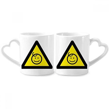 Imagem de Símbolo de aviso amarelo preto crianças protegido triângulo casal caneca porcelana conjunto de cerâmica copo amante coração alça