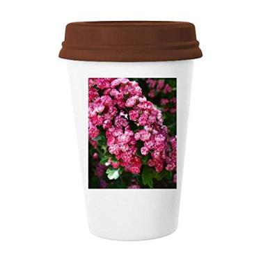 Imagem de Linda caneca de café com folhas verdes e flores rosas para copos de cerâmica