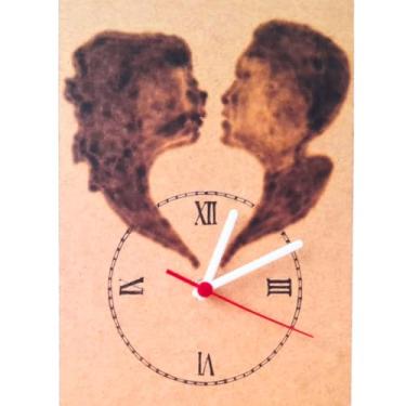 Imagem de Relógio de Mesa em Quadro Decorativo sem moldura para casa, escritório ou clínica; quartz analógico com tic-tac suave; feito à mão com pirografia em madeira; tema "Sombras de Coração"; 28cm.