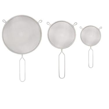 Imagem de Kit com 3 Peneiras em Aço Inox (21cm, 14cm, 10cm) Suporte Prático – Ideal para Tapioca, Escorrer Macarrão, Frituras e Mais – Resistente ao Calor e Fácil de Usar