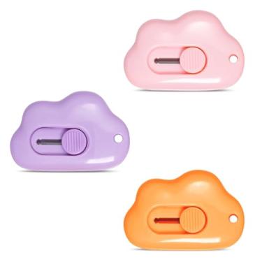 Imagem de 3 mini facas utilitárias retráteis com bolso na nuvem, abridor de cartas de plástico, com orifício para chaveiro, envelope de letras, formato de nuvem