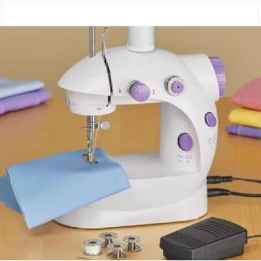 Imagem de Mini Máquina De Costura Reta Portátil Bivolt Doméstica Compacta Tomada ou Pilha
