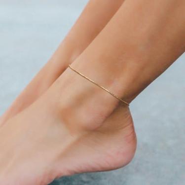 Imagem de Tornozeleira feminina banhada a ouro 14K delicada para o verão com corrente de cobra
