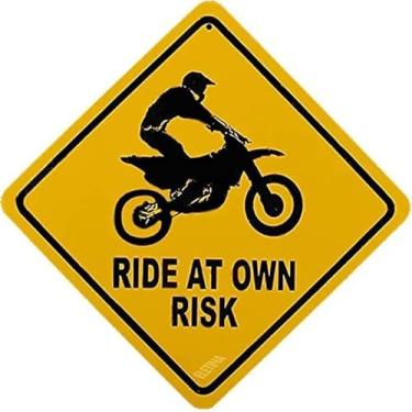 Imagem de Placa de metal de metal Treasure Gurus Caution Ride at Own Risk Sinal de aviso de bicicleta de sujeira Casa caverna Garagem Bar Decoração de parede Sinal de metal 30,5 x 30,5 cm