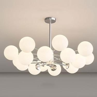Imagem de Lustres modernos com múltiplas lâmpadas e cúpulas de vidro branco em formato de globo para teto, ideais para quartos, salas de estar, cozinhas, ilhas e mesas de jantar.