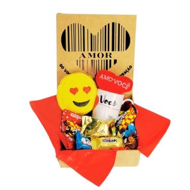 Imagem de Cesta de Presente Romântica com Chocolates, Caneca Personalizada e Emoji de Pelúcia, Dia dos Namorados (Codigo Coração)