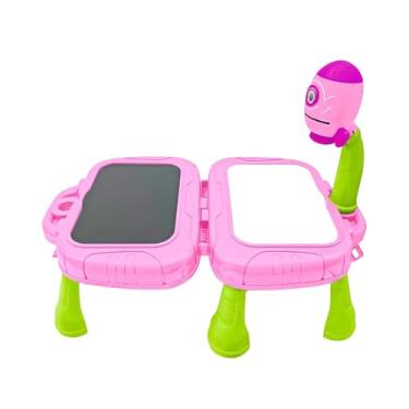 Imagem de Mesa Projetora Infantil com Lousa Dupla 2 em 1 - Luz de Projeção e Desenho Educativo | Acompanha 3 Discos Projetores, 4 Canetinhas, Kit de Giz e Apagador | Brinquedo Interativo - Modelo Foguete (Rosa)