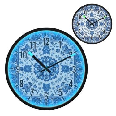 Imagem de Relógio de parede com luz noturna LED que brilha no escuro e ativado por voz, silencioso, design de flor de cerâmica azul branca de 30,5 cm, operado por bateria para decoração de quarto e sala de