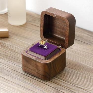 Imagem de SOFTALK Anel de madeira vintage caixa de joias proposta caixas musicais presentes para noivado casamento, Natal, aniversário, dia dos namorados (madeira de nogueira, melodia: não posso ajudar a se