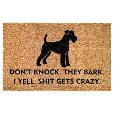 Imagem de Capacho de entrada Airedale Terrier engraçado - Don't Knock They Bark I Yell Shit Gets Crazy - Citação ousada para varanda - Pátio - Decoração interna - Tapete antiderrapante durável - Donos de