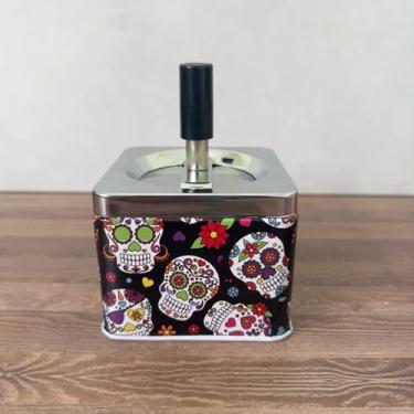 Imagem de Cinzeiro Com Tampa Basculante Giratória Reservatório Inox Sem Cheiro Quadrado Várias Estampas (Estampa Caveiras - MOD F, 3)
