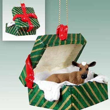 Imagem de Enfeite de Natal com caixa de presente de vaca Guernsey - encantador!