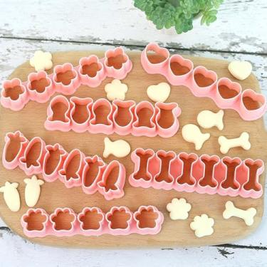 Imagem de Conjunto de mini cortadores de biscoito para petiscos para animais de estimação – 6 formas incluindo peixe, osso de cachorro, estampa de pata, coração, flor, cenoura – Carimbo de biscoito para