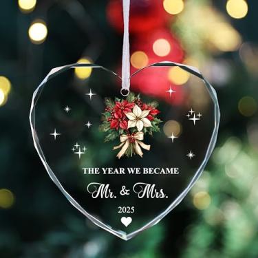 Imagem de ELOI Enfeite de vidro Mr. & Mrs. 2025, presente de casamento, o ano em que nos tornamos Sr. e Sra. Lembrança de coração de cristal com design floral para casal recém-casado