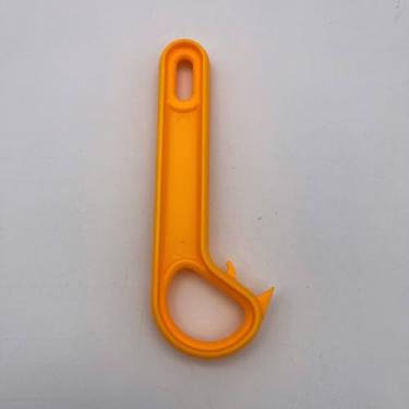 Imagem de Abridor de lata laranja com alça ergonômica e orifício para pendurar na cozinha