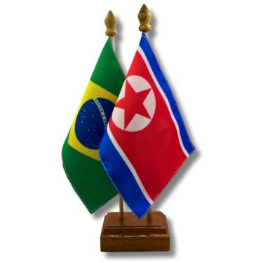 Imagem de Bandeira de Mesa Elegance Brasil e Coreia do Norte, Decorativa, Dupla Face, Multicolorido, 19x13cm, Base Madeira, Escritório e Eventos, Oxford, 30cm Altura