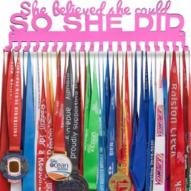 Imagem de Lapetale Fashion Suporte para exibição de medalhas esportivas rosa She Believed She Could SO SHE DID para 63 medalhas - 16 de largura com 20 ganchos - preto fácil de usar presentes incríveis Patente