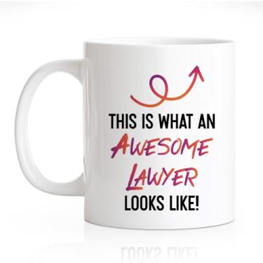 Imagem de RZHV Caneca novidade This Is What Awesome Lawyer Looks Like 325 ml, presente engraçado de caneca de cerâmica para advogados, presentes de escritório para advogados, profissionais de direito paralegal,