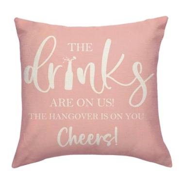 Imagem de JAERUE Capa de almofada divertida com tema de álcool The Drinks are On Us Capa de almofada bem-humorada com citação de bebida 45 × 45 cm para bar em casa, caverna masculina, sala de estar, presente