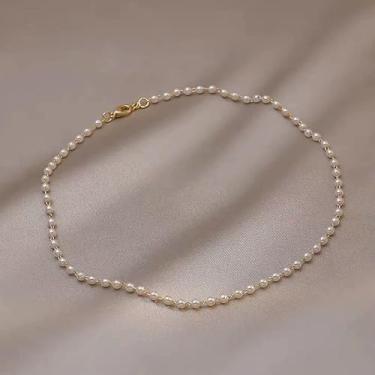 Imagem de Colar gargantilha de pérola geométrica com design delicado de corrente, elegante colar de pérola simulada para mulheres, joias minimalistas de luxo para o dia a dia, uso versátil de quatro estações