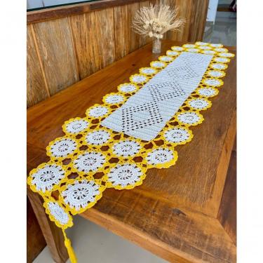 Imagem de Caminho de Mesa Crochê Polipropileno 150cm X 38cm Branco com Detalhe Amarelo Artesanal