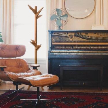 Imagem de Mancebo Chão Reticulado Madeira Com Arara De Roupas E Bolsa