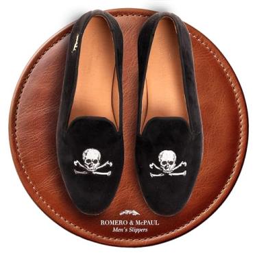 Imagem de Pantufas masculinas de veludo de caveira e ossos 2ª edição | Sapatos masculinos | Elegante e confortável | Inspirado no estilo real britânico | ROMERO & MC PAUL, Preto, 40