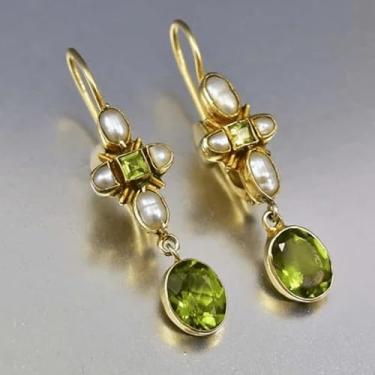 Imagem de Conjunto de brincos femininos de peridoto estilo vintage com design de cruz e enfeites de pérolas falsas, ideal para festas e roupas casuais!