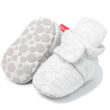 Imagem de Sawimlgy Botas de algodão para bebês recém-nascidos, meninas, meninos, meias para ficar na calça, sapatos macios para quarto, botas antiderrapantes no tornozelo com pegas, sapato quente para berço